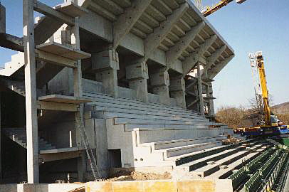 Tribhne zu Court One